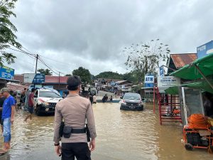 Tanggap Bencana Banjir, Personil Polsek Sekatak Lakukan Evakuasi dan Bantu Warga