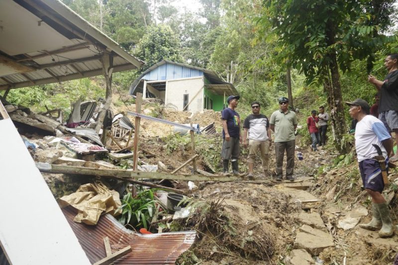 Tinjau Lokasi Bencana, Gubernur Zainal Beri Bantuan pada Korban Longsor dan Kebakaran