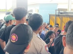 Diduga Buntut Postingan di Media Sosial, Ratusan Warga Datangi Rumah HSB, Ada Apa Ya?