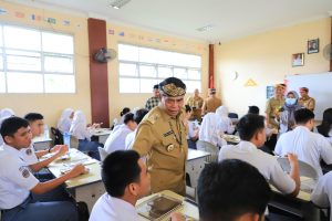 Tinjau Pelaksanaan MBG  di SMAN 1 Tanjung Selor, Gubernur Pastikan Distribusi Lancar
