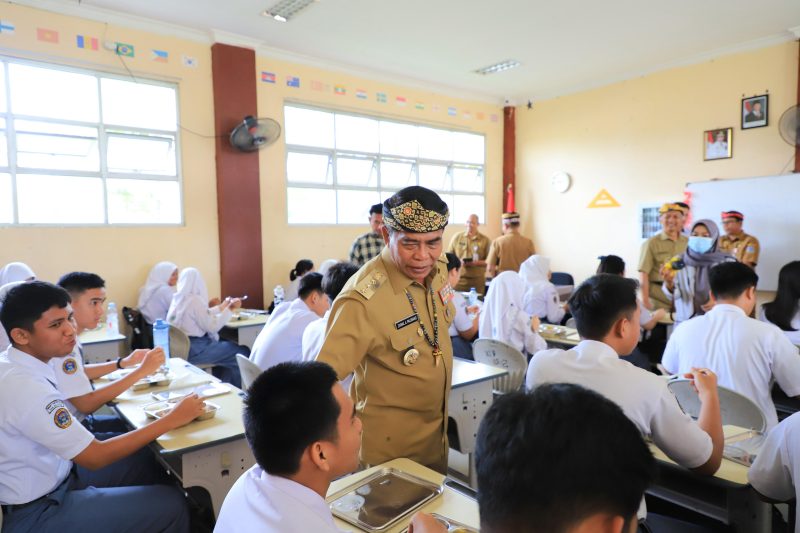Tinjau Pelaksanaan MBG  di SMAN 1 Tanjung Selor, Gubernur Pastikan Distribusi Lancar